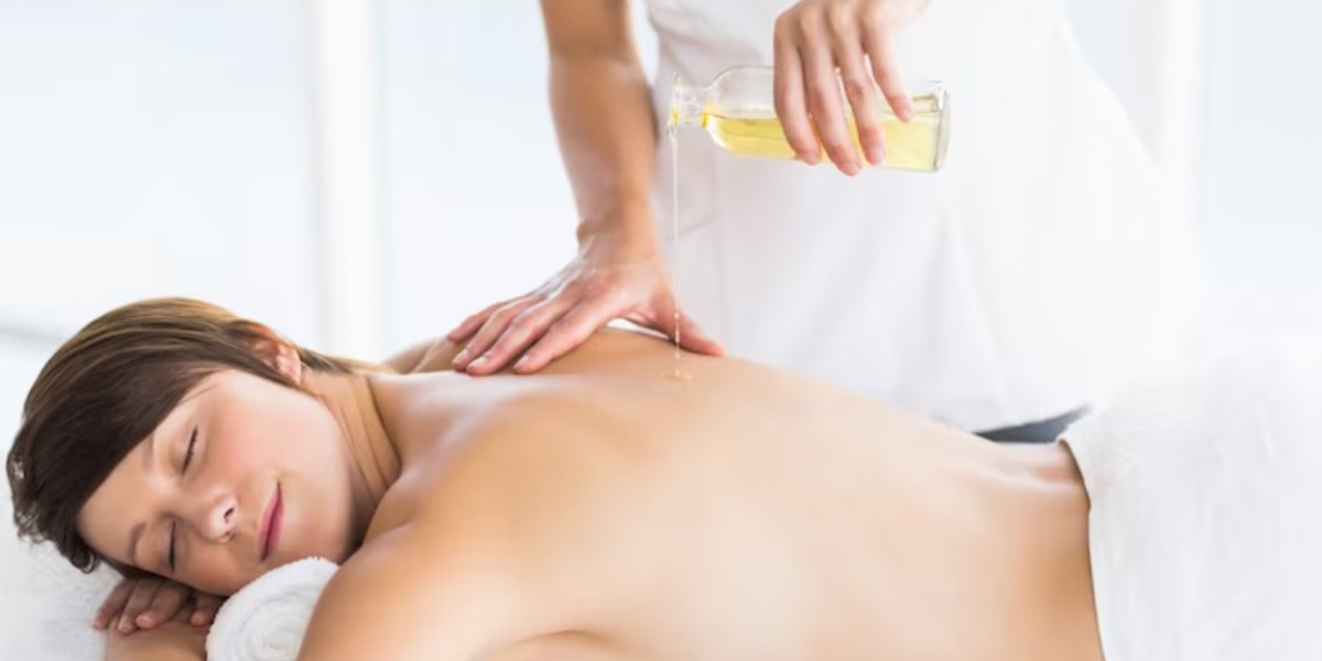 Recharging the Body and Mind: Why Full Body Hot Oil Massage Is Booming in 2025