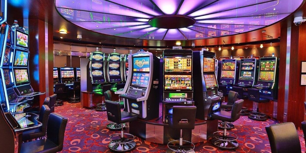 Choosing Your Arena: Online Casinos Versus Traditional Venues